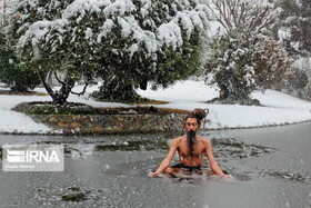عکس|شنای جوان تهرانی در حوضچه یخ‌زده پارک!