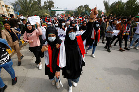 در عراق مردم برای مقابله با کرونا ماسک می زنند