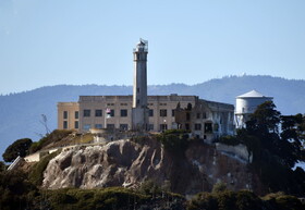 زندان مخروبه و فانوس دریایی در جزیره الکاتراس در خلیج سانفرانسیسکو