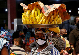 فروشنده خیابانی در ساحل عاج