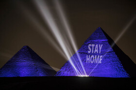 نوشته «در خانه بمانید» روی اهرام مصر