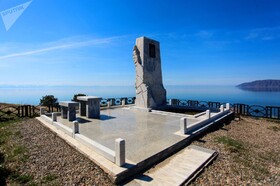 بنای یادبود نویسنده و نمایشنامه نویس روس الکساندر وامپلوف در ساحل دریاچه بایکال