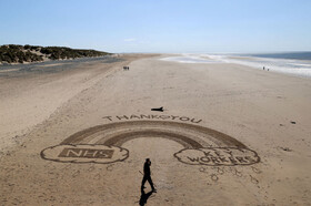 ایجاد تصویری روی شنهای ساحل برای قدردانی از کادر پزشکی، انگلستان