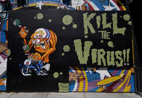 نقاشی های دیواری روی دیوار رستورانی بسته در لاس وگاس