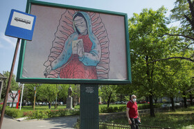 پوستر یک دکتر به سبک نقاشی های مذهبی آمریکای لاتین در بخارست، رومانی
