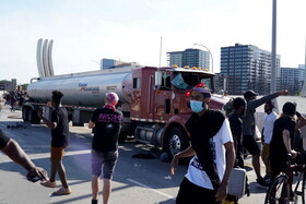 حمله یک کامیون به معترضین آمریکایی