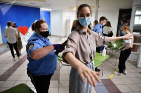 بازرسی در هنگام ورود به مدرسه برای برگزاری امتحان دولتی مشترک در مسکو