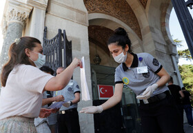 دانشجو با ماسک قبل از امتحان در استانبول ترکیه