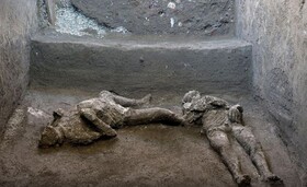 فیلم/ اجساد «مرد ثروتمند و برده‌اش» پس از دو هزار سال در ویرانه‌های شهر باستانی پمپئی کشف شد
