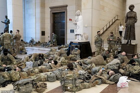 تصاویری باورنکردنی از کنگره؛ خوابیدن نیروهای گارد ملی بر کف زمین