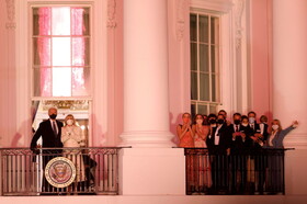 جو بایدن و همسرش در کاخ سفید به هنگام آتش بازی پس از تحلیف