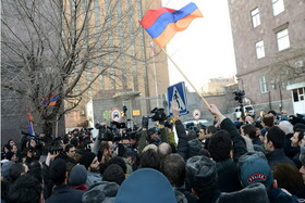 ادامه تنش‌ها در ارمنستان؛ معترضان به ساختمان دولتی حمله کردند