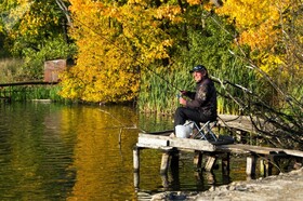 مردی در حال ماهیگیری در استان مسکو