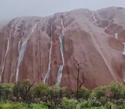 فیلم/ تصاویر زیبا از آبشارهای پدید آمده از بارش شدید باران بر صخره‌های اولورو در استرالیا