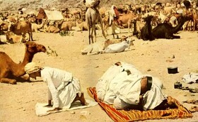 نماز در میان کاروان‌های مقیم صحرا برگزار می‌شد