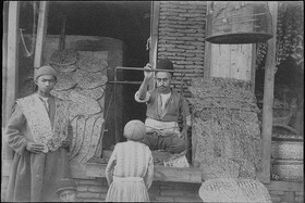 تصویری کم دیده شده از نانوایی سنگکی و بربری در تهران ۱۲۰ سال پیش