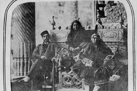تصویری کمتر دیده شده از ناصرالدین شاه کنار مادرش مهدعلیا و خواهرش