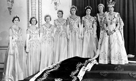 ملکه الیزابت دوم در کنار خدمتکاران سطلنتی بعد از مراسم تاج گذاری