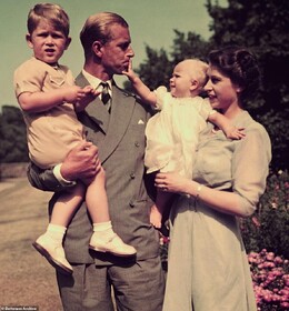 ملکه و پرنس فیلیپ همراه با دو فرزند خود پرنس چالز و پرنسس آن در سال ۱۹۵۱