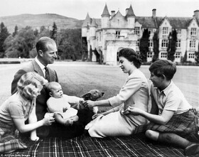 ملکه در قلعه بالمورال در سال ۱۹۶۰ همراه با شوهرش فیلیپ، پرنس چارلز و اندرو و پرنسس آن