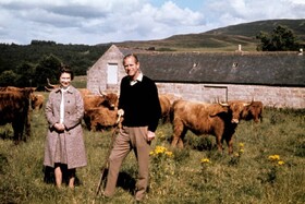 ملکه و شوهرش پرنس فیلیپ در بالمورال اسکاتلند در سال ۱۹۷۲