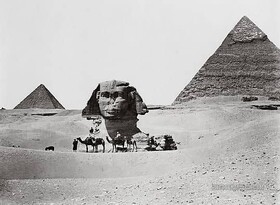 نمایی از سر مجسمه ابوالهول و دو هرم بزرگ مصر در سال ۱۸۶۰