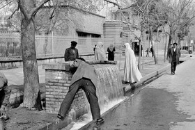 تصویر جالب از مردی که از آبخوری قنات خیابان حافظ آب می‌خورد
