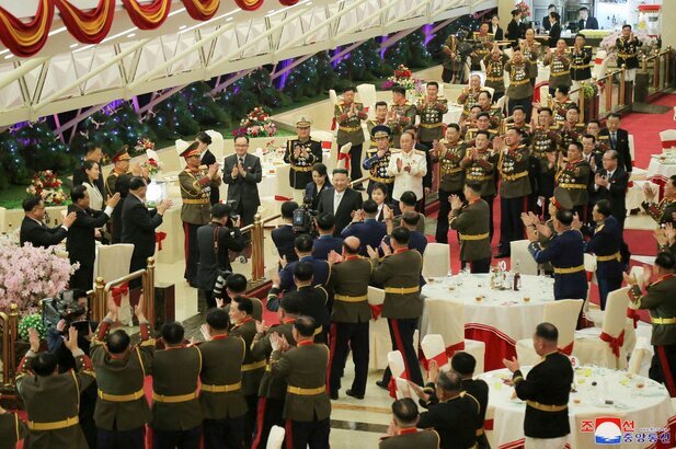 ضیافت کیم جونگ اون در سالگرد تاسیس ارتش کره‌شمالی با قول تقویت قوای نظامی