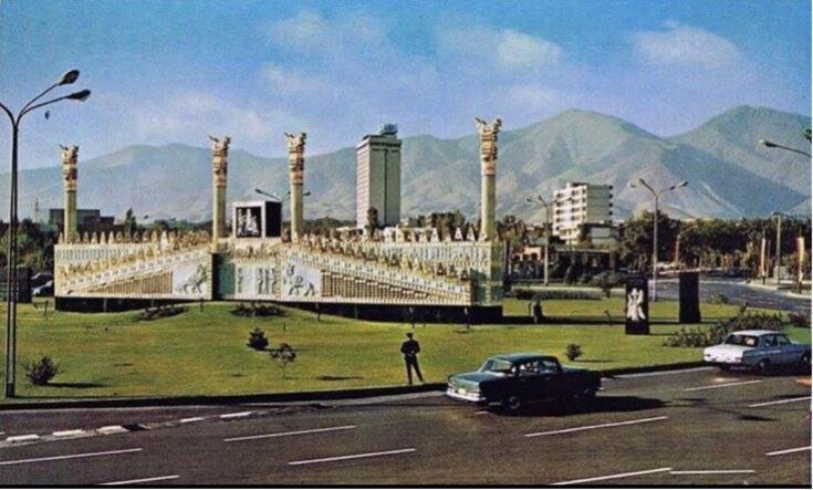 تخت جمشید وسط میدان ونک تهران در سال ۱۳۵۰