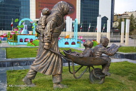 مجسمه عجیب شهرداری مشهد به مناسبت نوروز ۱۴۰۲
