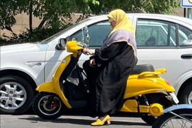 تصویری جالب از یک موتورسوار زن؛ ست کردن رنگ شال، موتور و کفش