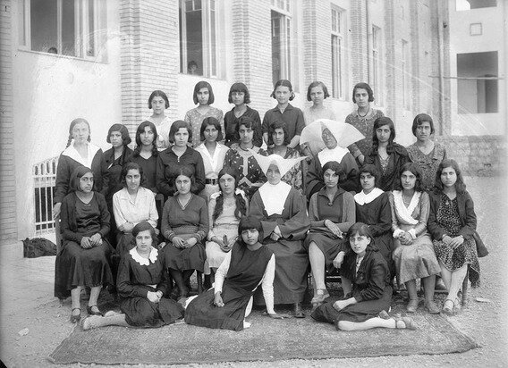 تصاویر قدیمی از دختران و پسران دانش‌آموز؛ دختران مدرسه‌ای فرانسوی در تهران