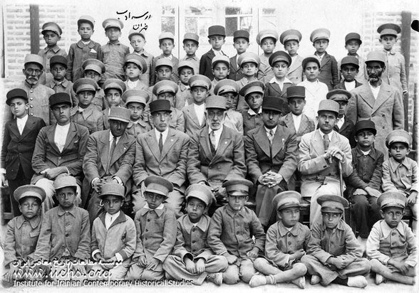 تصاویر قدیمی از دختران و پسران دانش‌آموز؛ دختران مدرسه‌ای فرانسوی در تهران