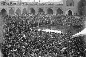حضور زنان و مردان در مراسم روضه‌خوانی دوران قاجار/عکس
