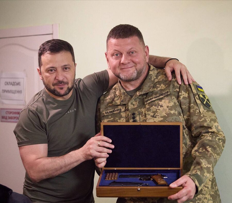 هدیه خاص زلنسکی به فرمانده ارتش اوکراین(+عکس)