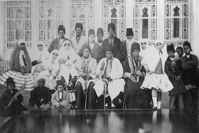 عکسی دسته جمعی زنها، غلامان و خواجه ها مربوط اندرونی ناصرالدین شاه