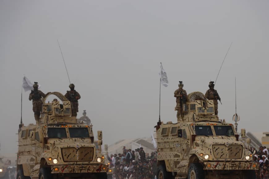 پز دادن طالبان با سلاح‌های آمریکایی در رژه روز پیروزی!(+عکس)