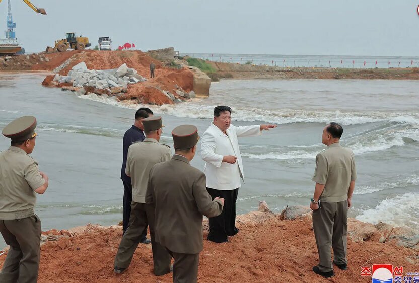 عصبانیت رهبر کره شمالی در جریان بازدید میدانی از مناطق سیل زده (+تصاویر)