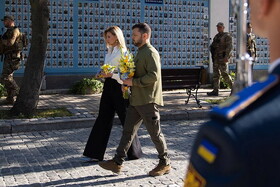 تیپ خاص زلنسکی و همسرش در مراسم یادبود کشته‌شدگان جنگ