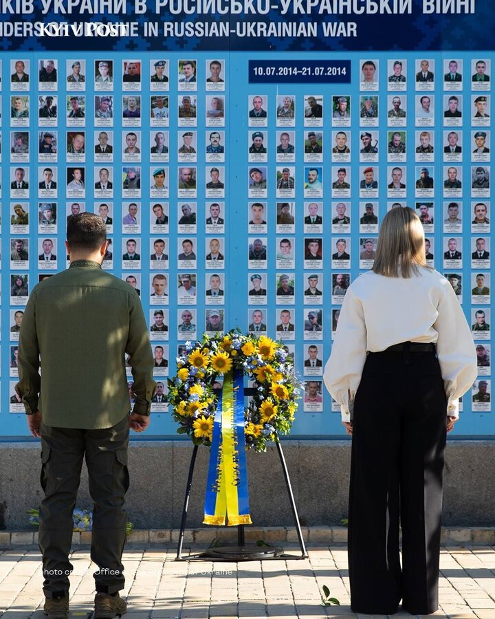 تیپ خاص زلنسکی و همسرش در مراسم یادبود کشته‌شدگان جنگ
