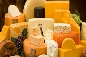 اگر پنیر زیاد می‌خورید، منتظر این چهار عارضه باشید