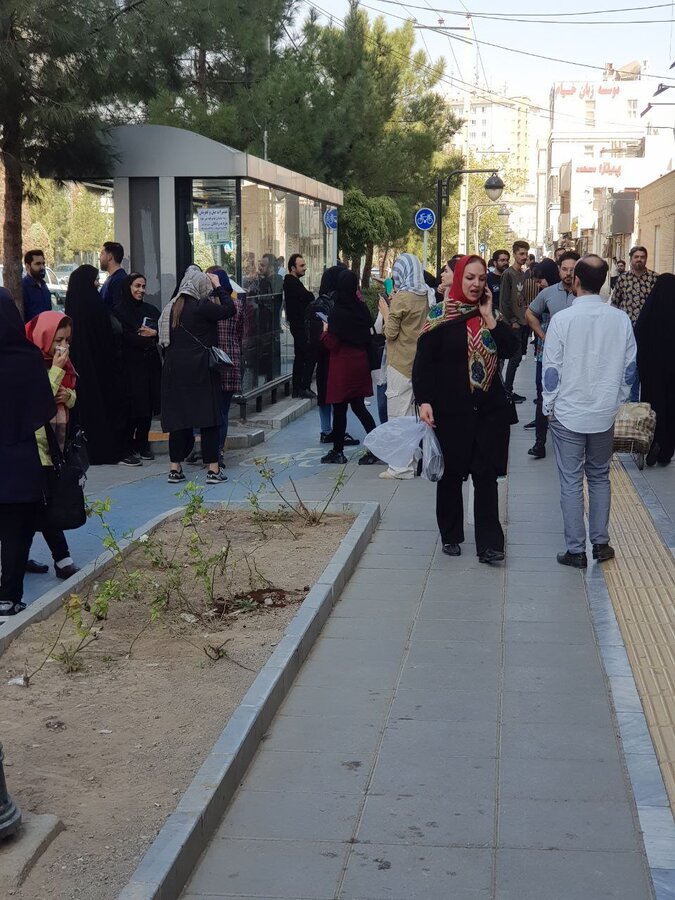 تجمع مردم در خیابان‌های مشهد بعد از زلزله(+عکس)