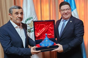 احمدی نژاد با این هدیه سه میلیون تومانی به گواتمالا رفت