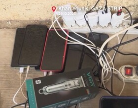 فیلم/ شارژ تلفن‌های همراه در غزه در نبود برق!