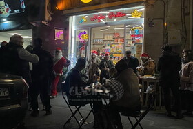 شادی مردم تهران در کنار بابانوئل در خیابان میرزای شیرازی