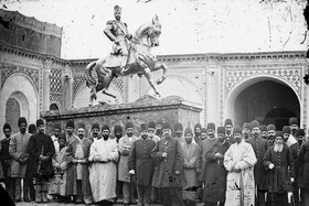 عکس یادگاری ناصرالدین شاه با اولین مجسمه‌اش