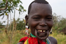 گزارش تصویری از زنان قبیله آفریقایی با لب‌های عجیب