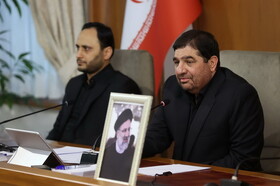 تصویری از چهره ناراحت محمد مخبر پس از شهادت رئیس جمهور